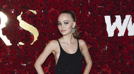 To je sexy 18-ka! Deppova dcéra (po)odhalila prsia, poriadne zvádzala  