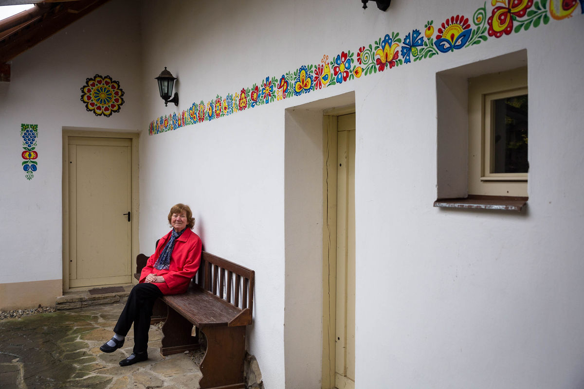 Marie Páčová pred domami, ktoré zdobila v...