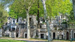 Najnavštevovanejší cintorín sveta láka 3 milióny turistov ročne. Odpočívajú tu slávni