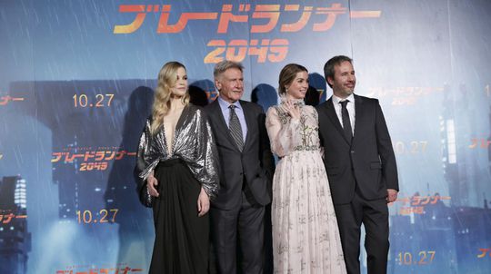 Zľava: Sylvia Hoeks, Harrison Ford, Denis...