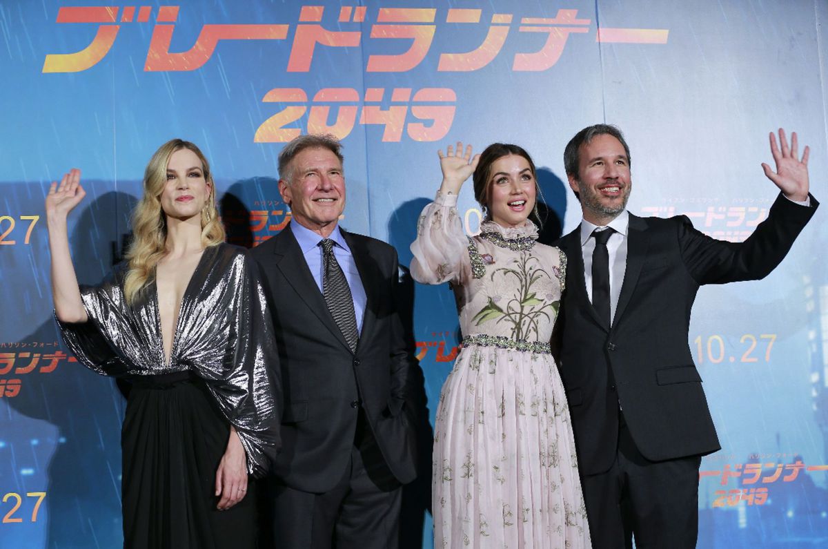 Zľava: Sylvia Hoeks,   Harrison Ford,  Denis...