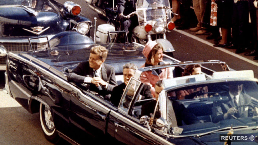 Na archívnej snímke prezident John F. Kennedy a...