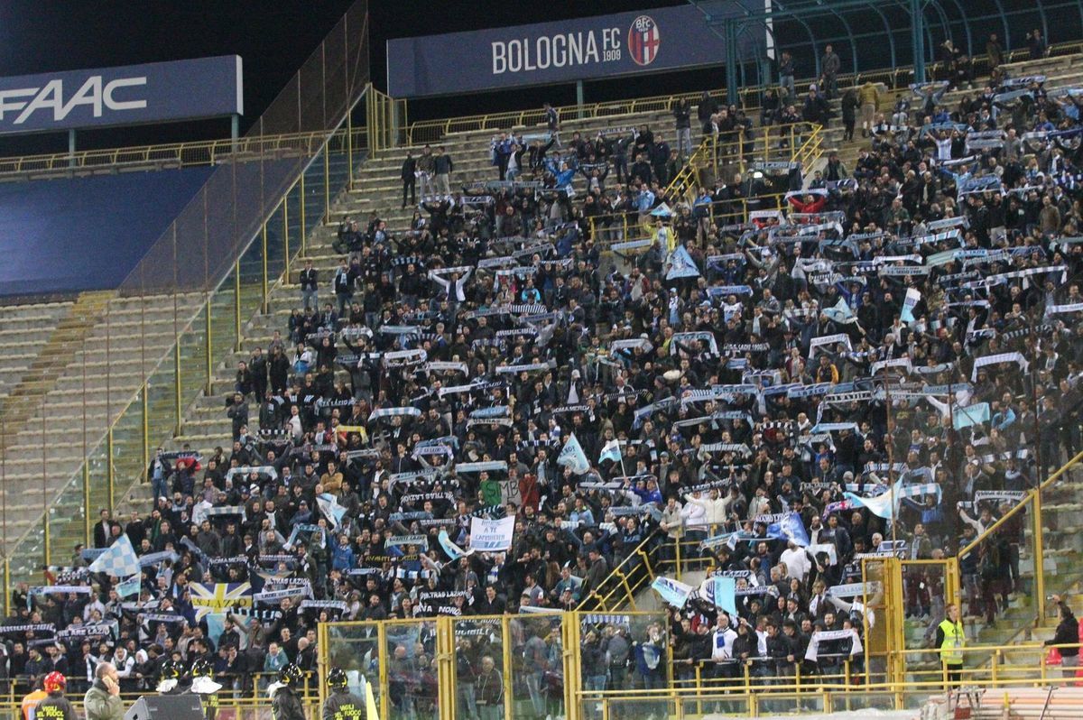 Fanúšikovia Lazia Rím v Bologni.
