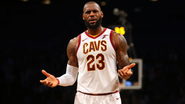 LeBron James prvý s 30 000 bodmi, 8000 doskokmi a 8000 asistenciami