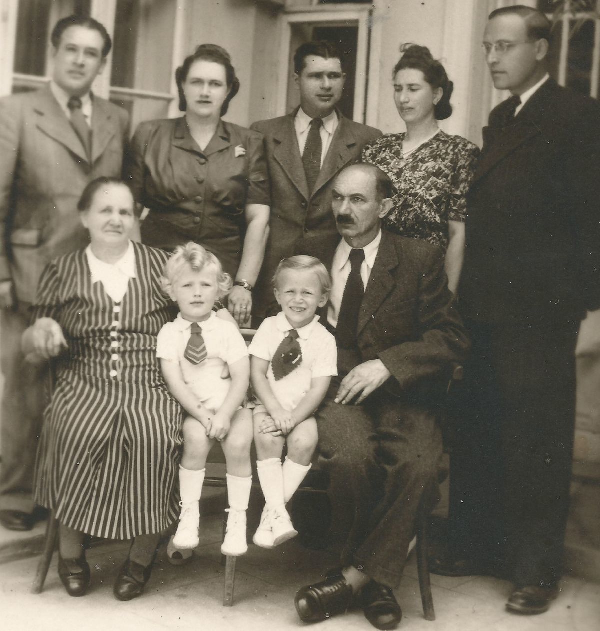 Rodina. Horný rad (zľava doprava): Adolf...