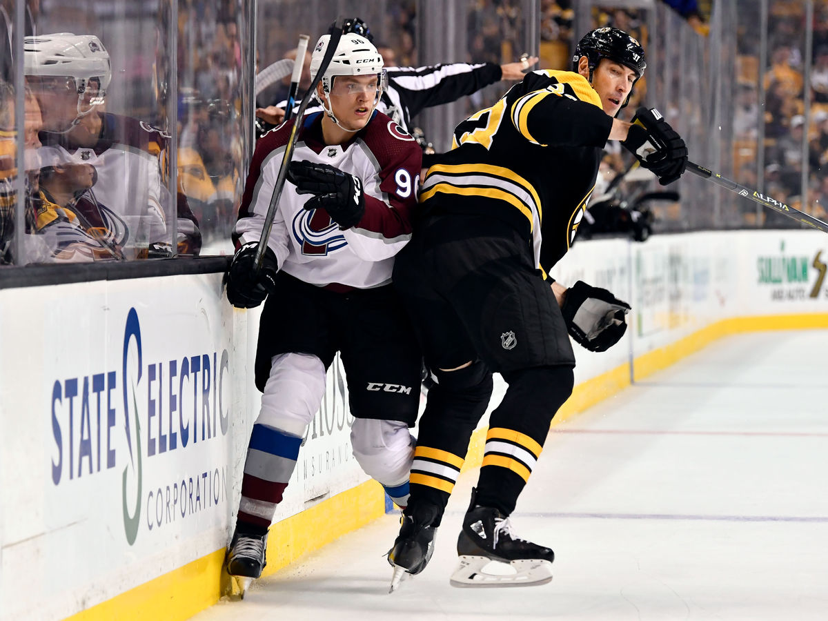 Kapitán Bostonu Zdeno Chára (33) v súboji s...