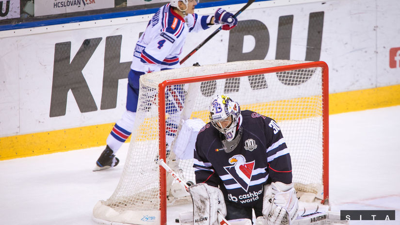 Brankár Slovana Jakub Štěpánek po inkasovanom...