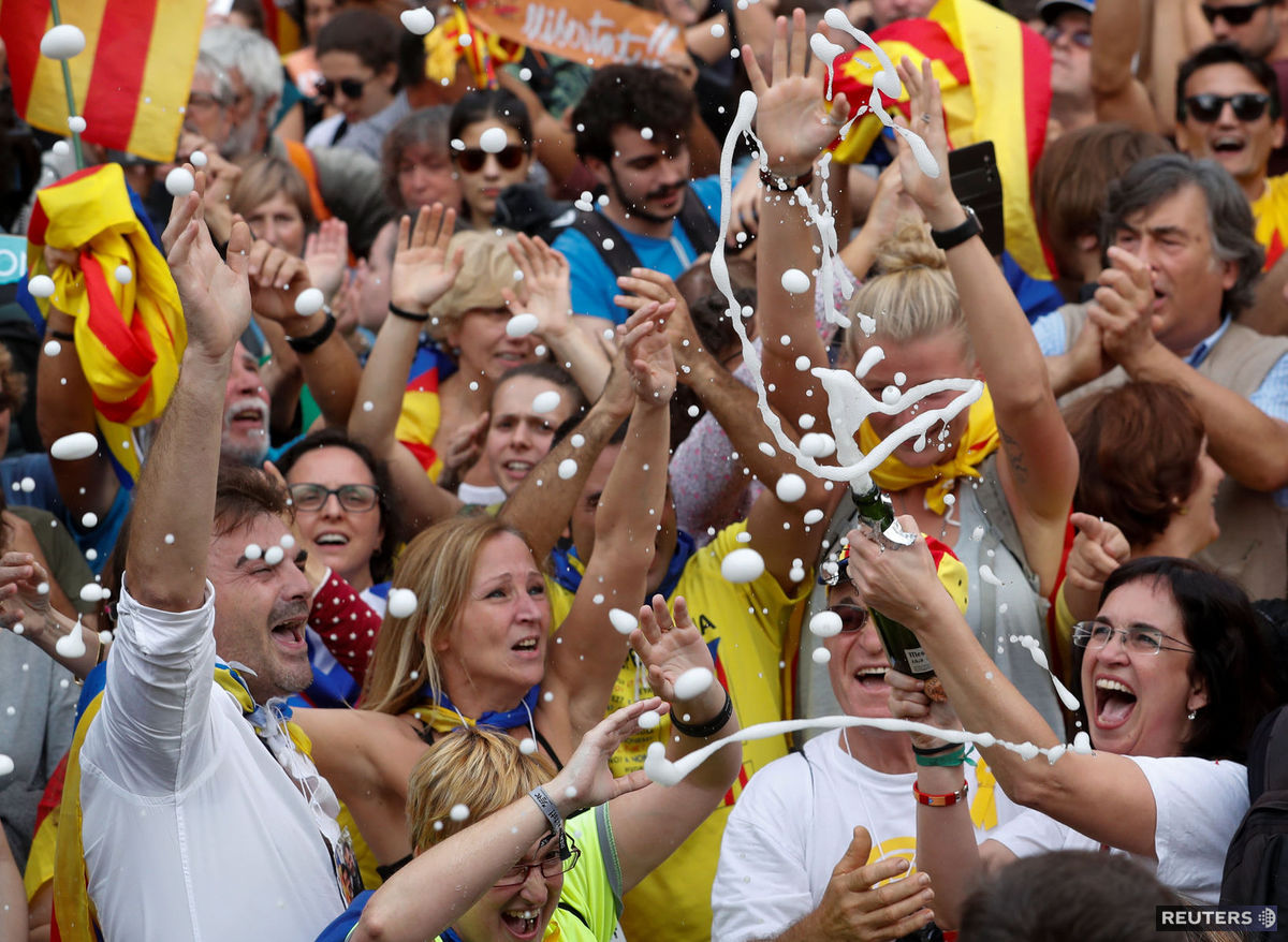 Ľudia oslavujú v Barcelone schválenie návrhu o...