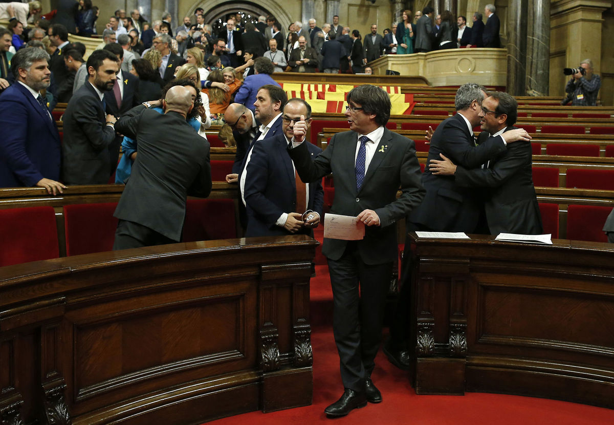 Katalánsky premiér Carles Puigdemont (vstrede)...