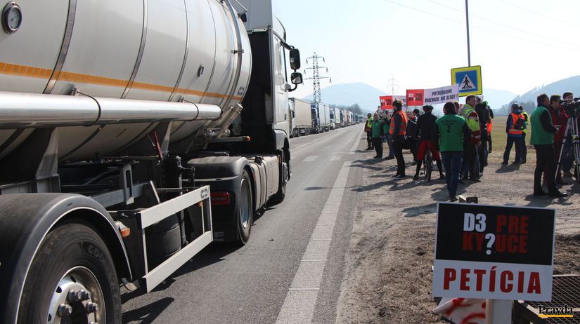 Proti hustej kamiónovej doprave protestujú...