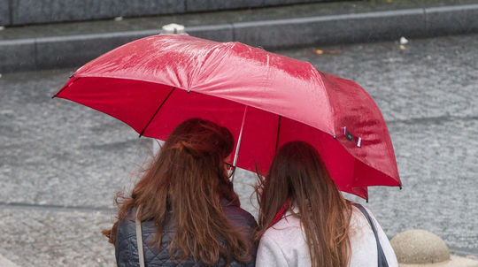 Časť Slovenska v nedeľu potrápi vietor i dážď, platí viacero výstrah