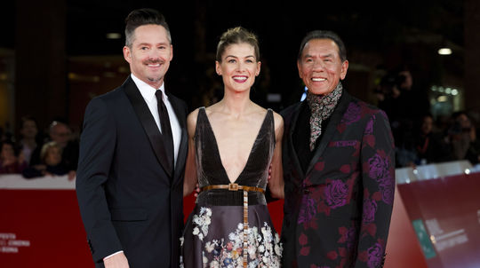 Zľava: Režisér Scott Cooper a herci Rosamund...