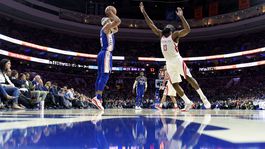 Triple-double Hardena, San Antonio prvýkrát padlo, skvelé Orlando