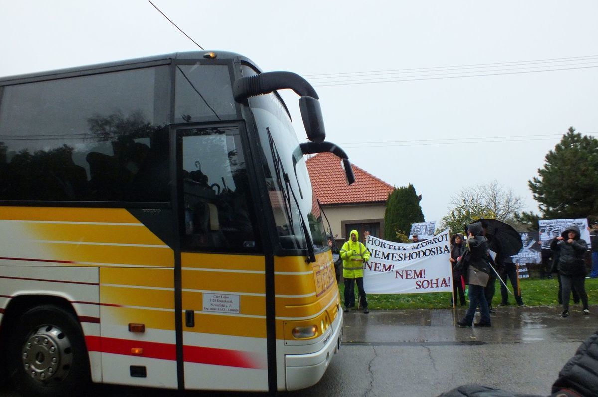 Vášne sa vystupňovali s príchodom autobusu z...