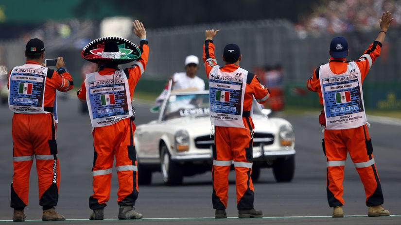 Lewis Hamilton počas promenády jazdcov pred...