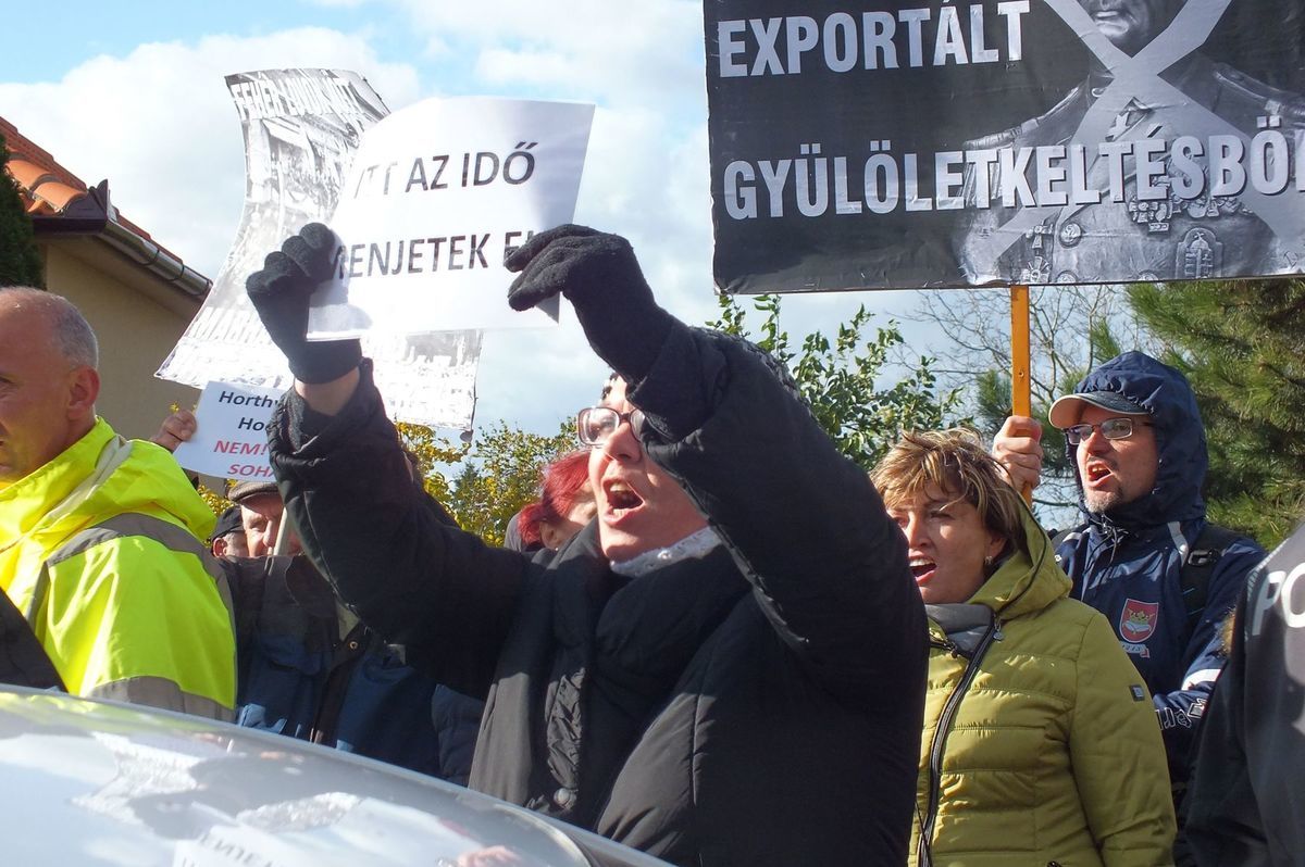 Vo Vydranoch protestovalo proti buste Miklósa...