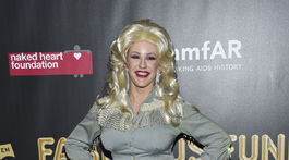 Speváčka Ellie Goulding v kostýme Dolly Partonovej. 