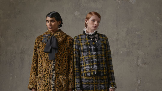 Záber z lookbooku kolekcie Erdem X H&M, ktorý...