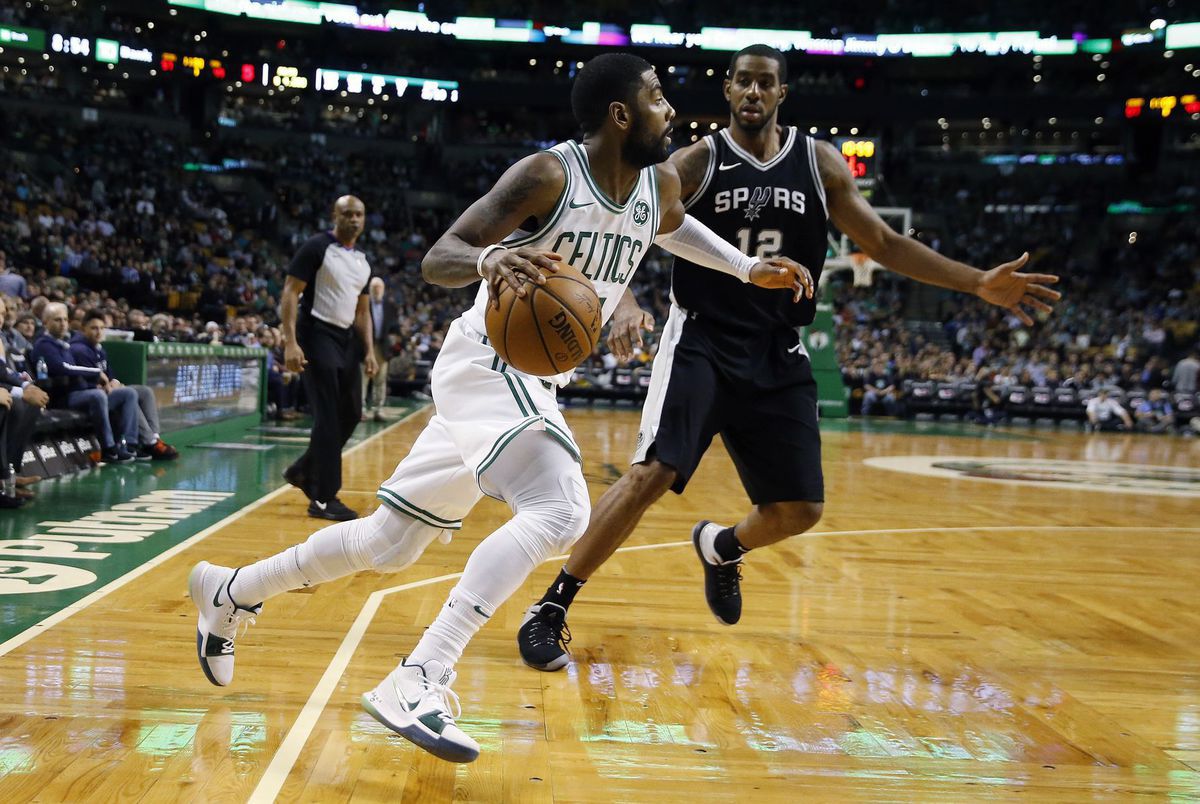 Kyrie Irving (Boston) sa snaží prejsť cez...