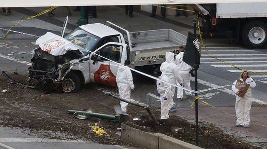 Experti zabezpečujú dôkazy na mieste nárazu...