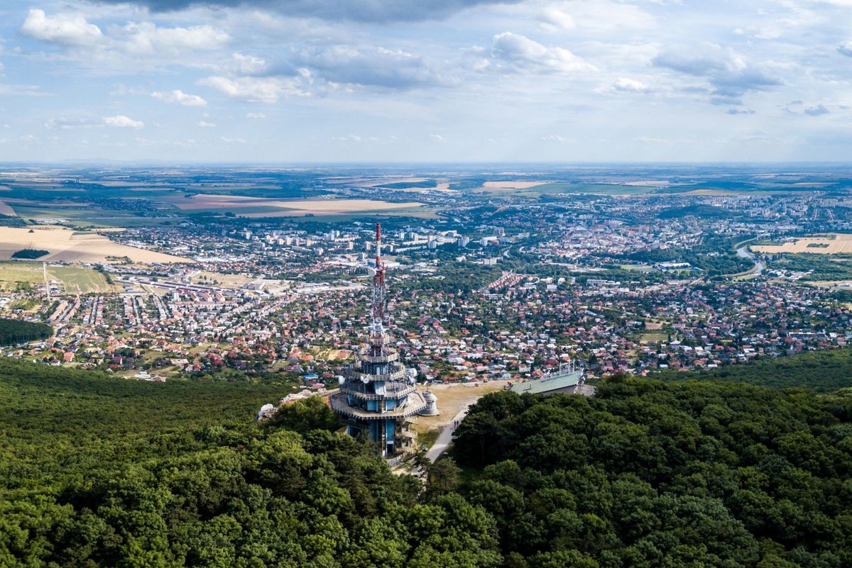 Pohľad na Nitru a Zobor nad ňou.