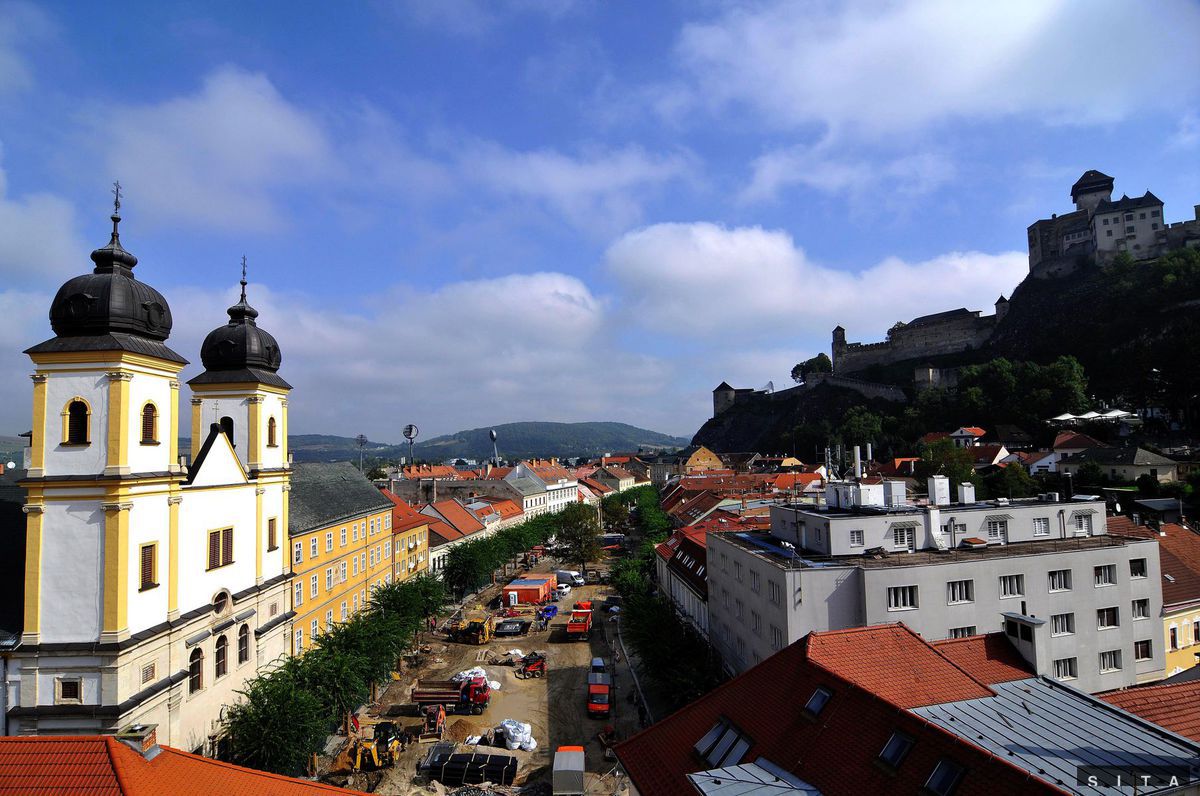 Trenčiansky hrad a rekonštrukcia centra mesta.