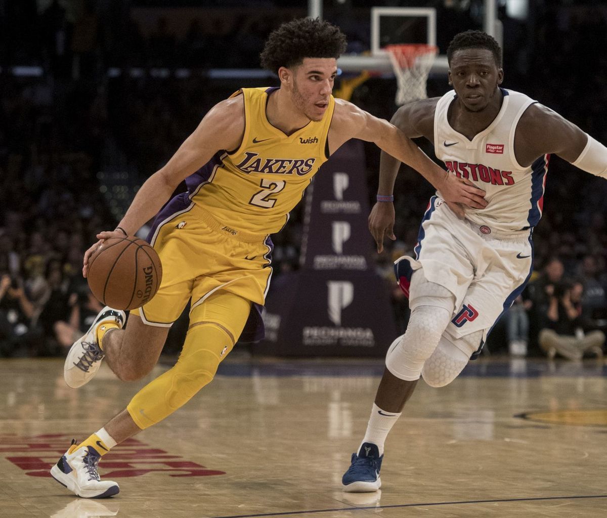 Lonzo Ball (LA Lakers) preniká cez Reggieho...