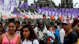 Mexičania oslavujú dušičky veselo, aj hodovaním na cintorínoch