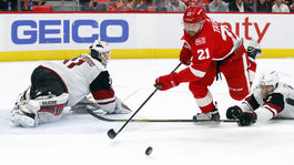 Tatar sa tešil z výhry Detroitu, dokonalý obrat Rangers proti Vegas