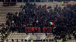 Slavia s prvou prehrou, v Aténach sa bili chuligáni. Plzeň i Hertha víťazne