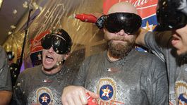 Dráma ako z Hollywoodu. Astros vyhrali siedmy zápas a oslavujú titul