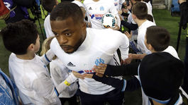 VIDEO: Šialený Evra. Kopol fanúšika do hlavy, červenú dostal už pred výkopom