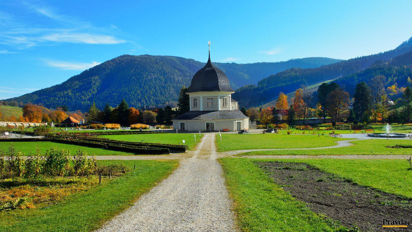 Barokový pavilón v centre kláštornej záhrady.