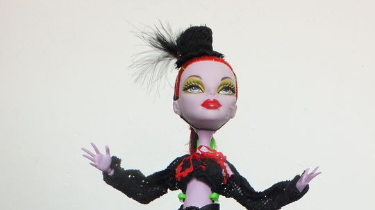 Bábika v šatách od Petry Hajdiny. 