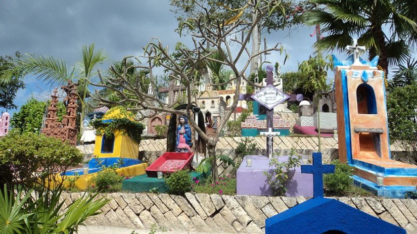 V mexickom Cancúne cintorín hýri farbami.