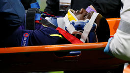 VIDEO: Hrôza v Lyone. Obranca Evertonu bol po súboji v bezvedomí