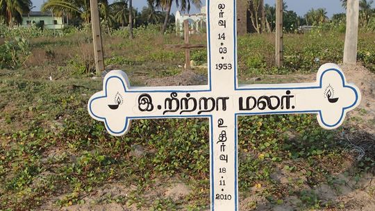 Hrob priamo na pláži na Srí Lanke.