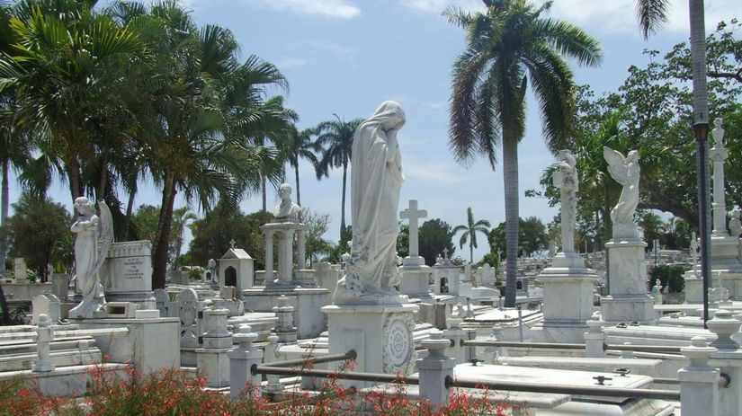 Kubánsky cintorín s mnohými sochami.