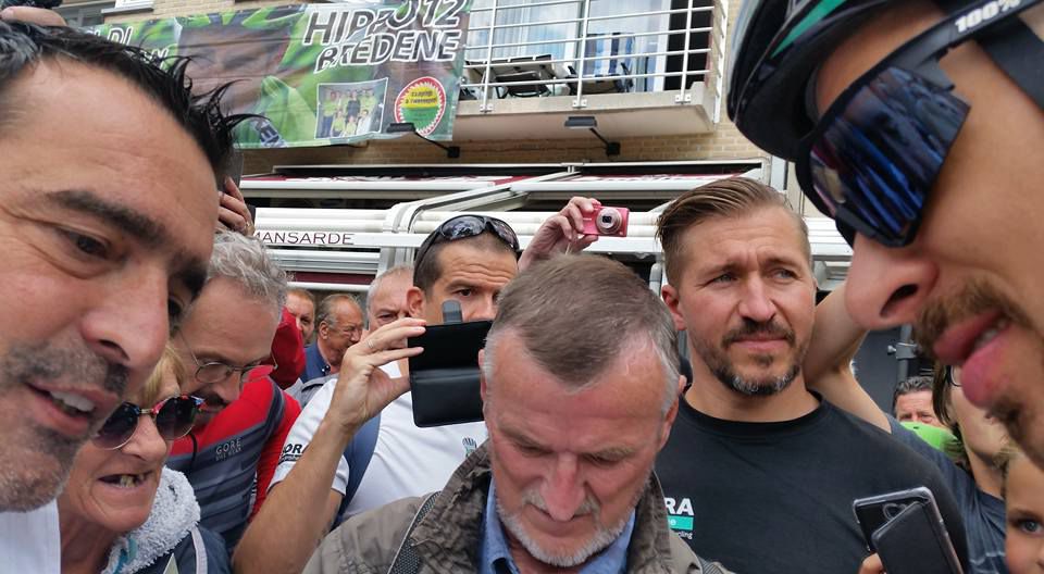 Šéf fanklubu Petra Sagana Steven Buyse (vľavo)...