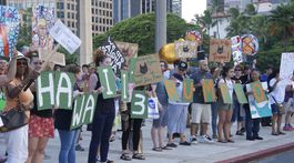 Vitajte v Keni, hlásali na Havaji transparenty určené Trumpovi