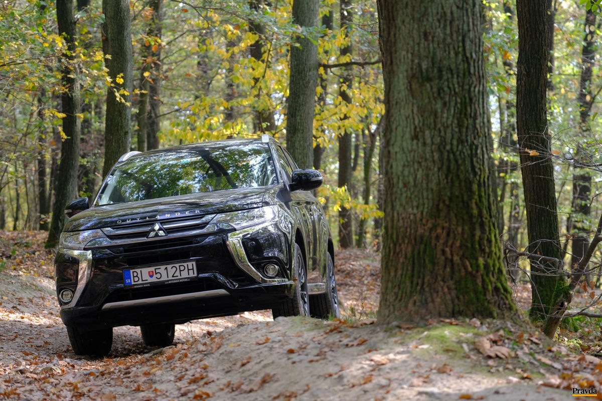 O svojom hybridnom pohone Outlander z vonku...