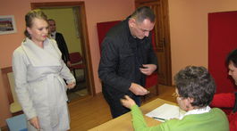 Peter Chudík prišiel do volebnej miestnosti v...