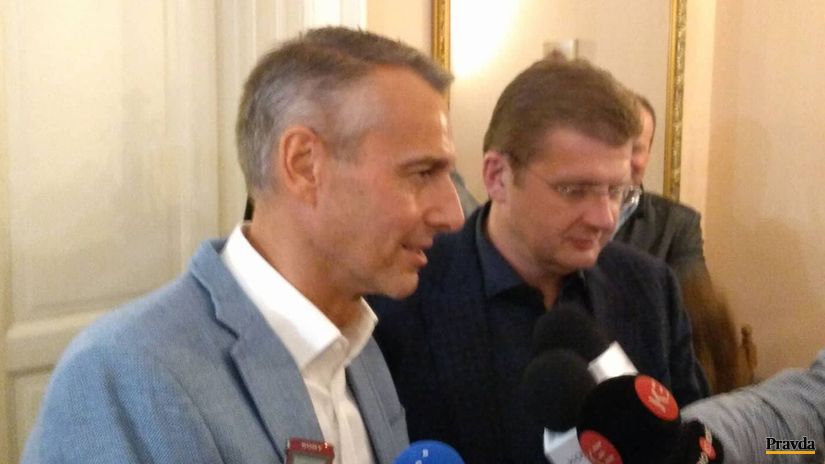 Richarda Rašiho (vľavo) prišiel do volebnej...