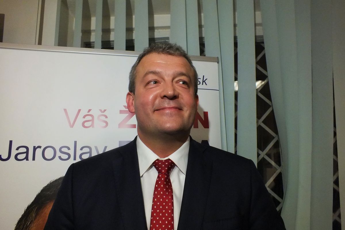 Na fotkách Baška s bicyklom, ktorý dostal a po...
