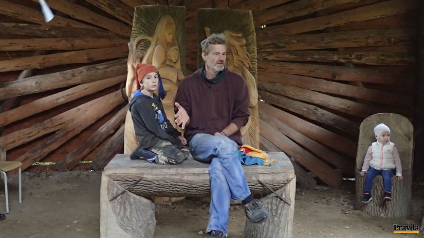 Igor Abel s najmladším Matúškom v kostolíku,...