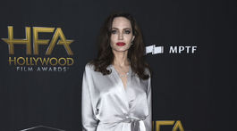Herečka Angelina Jolie v šatách od Jenny Packham. 