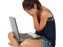 laptop, šikana, smútok, plač