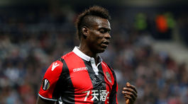 Balotelli rozhodol o triumfe Nice, potom dostal červenú. Výtržnosti v St. Étienne