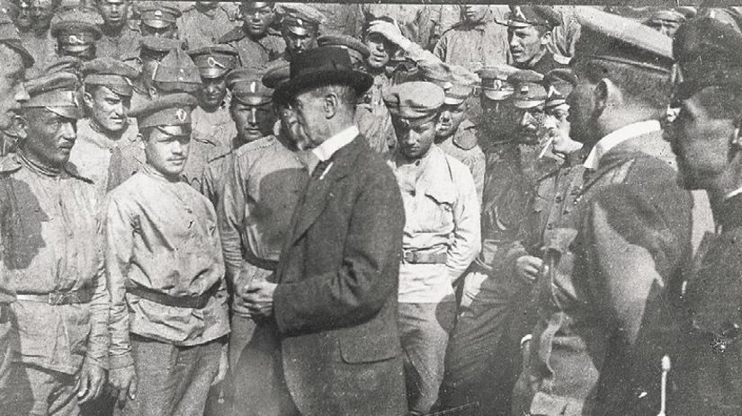 T. G. Masaryk medzi legionármi v Rusku, august...