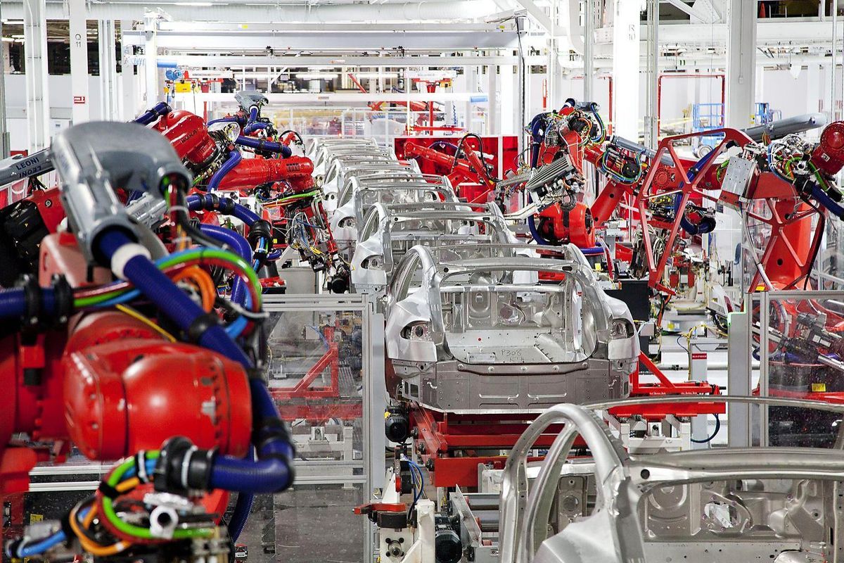 Tesla dlho odmietala zatvoriť výrobné linky vo...